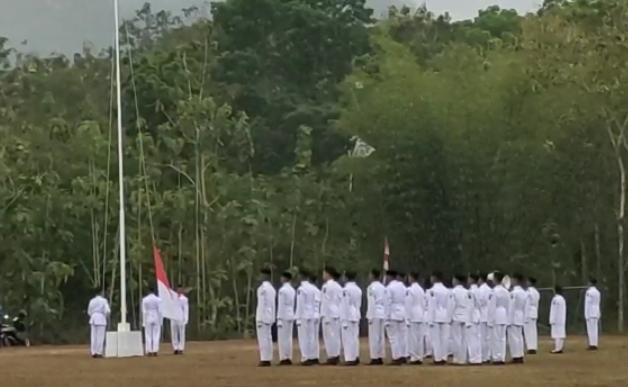 Upacara Bendera dalam Rangka HUT KEMRI ke-78 di Lapangan Anjir